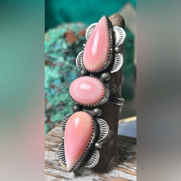 NWT Navajo Handmade Tia Long Pink Conch Ring - Picture 2 of 11